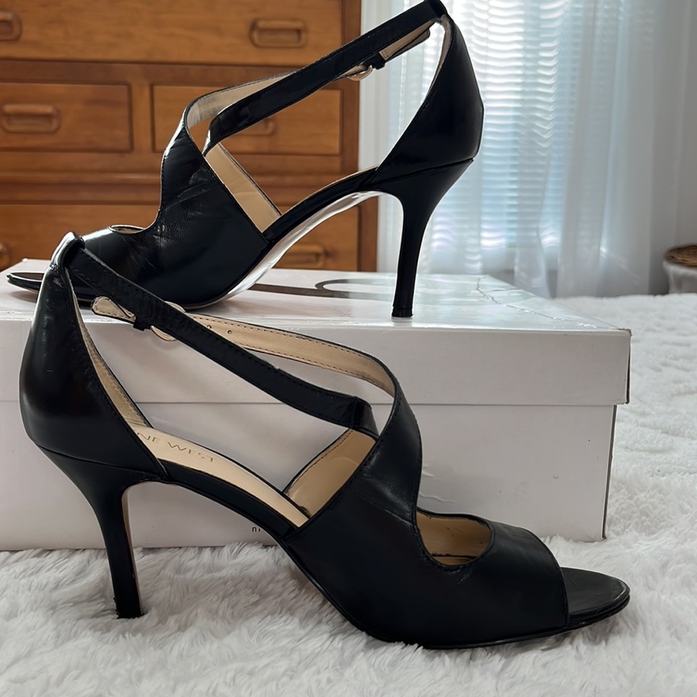 Nine West size 8 black leather heeled sandals